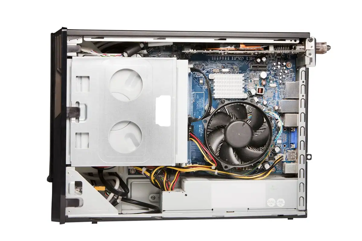 Carcasă de calculator deschisă, cu ventilatorul procesorului și cablurile vizibile în interior