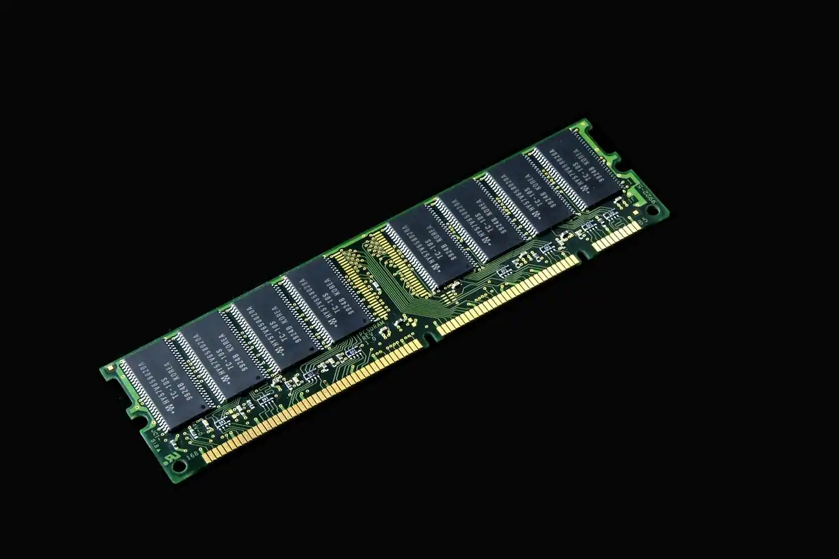 Modul de memorie RAM cu cipuri negre, fotografiat pe fundal negru