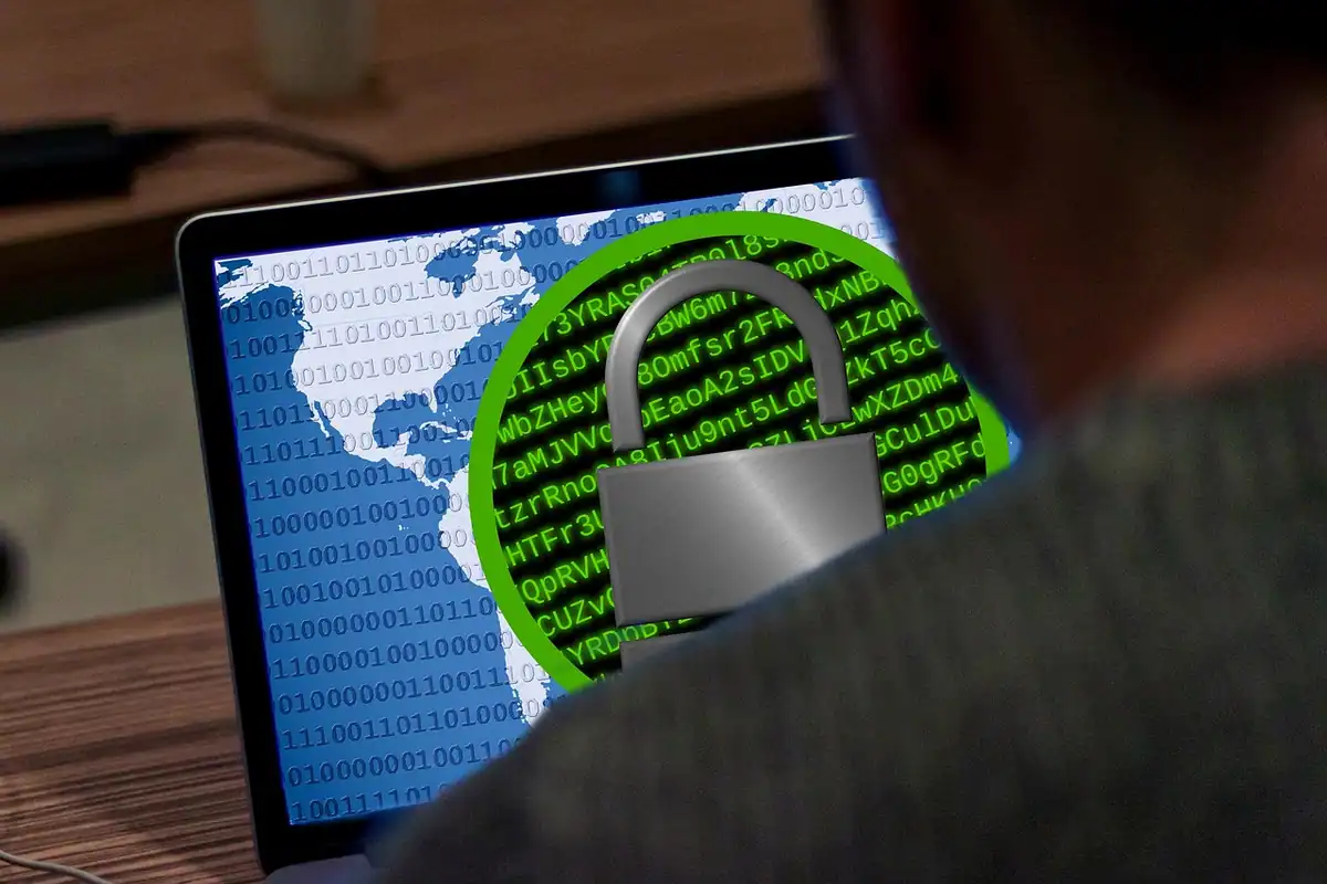 Laptop cu un lacăt verde pe ecran, simbol al securității conturilor