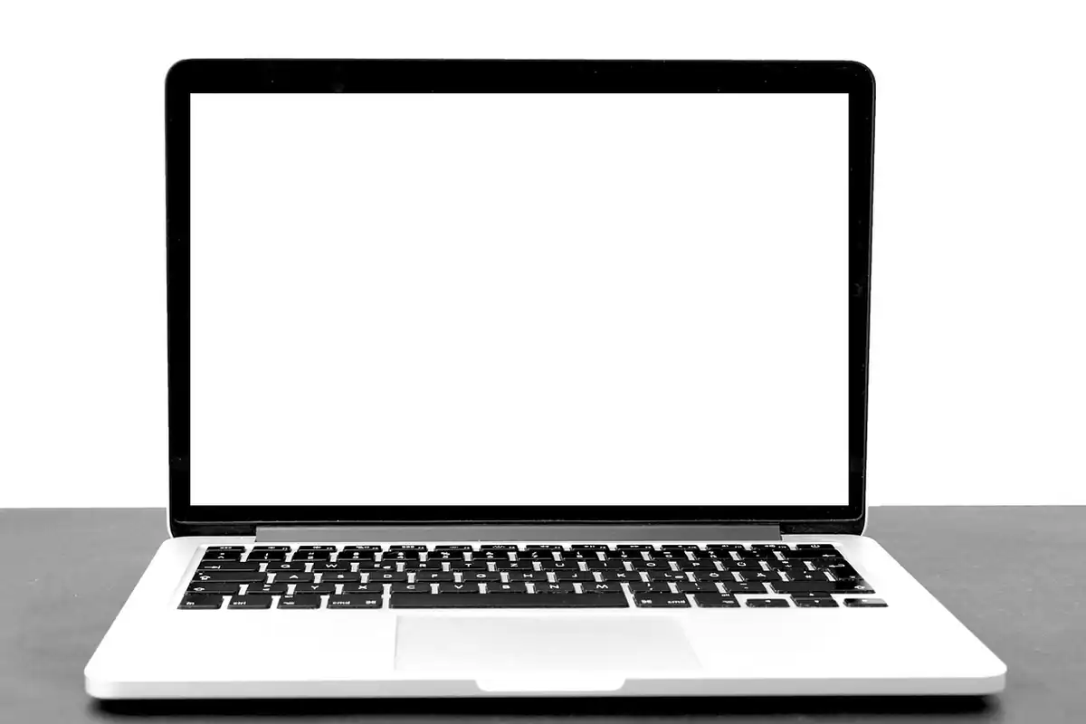 Laptop deschis, cu ecran alb, așezat pe o suprafață gri, pentru comparația modelelor
