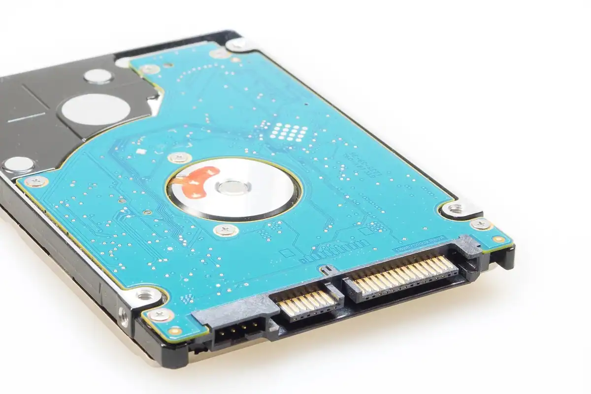 Hard disk de laptop cu carcasă albastră deschisă și conector SATA vizibil