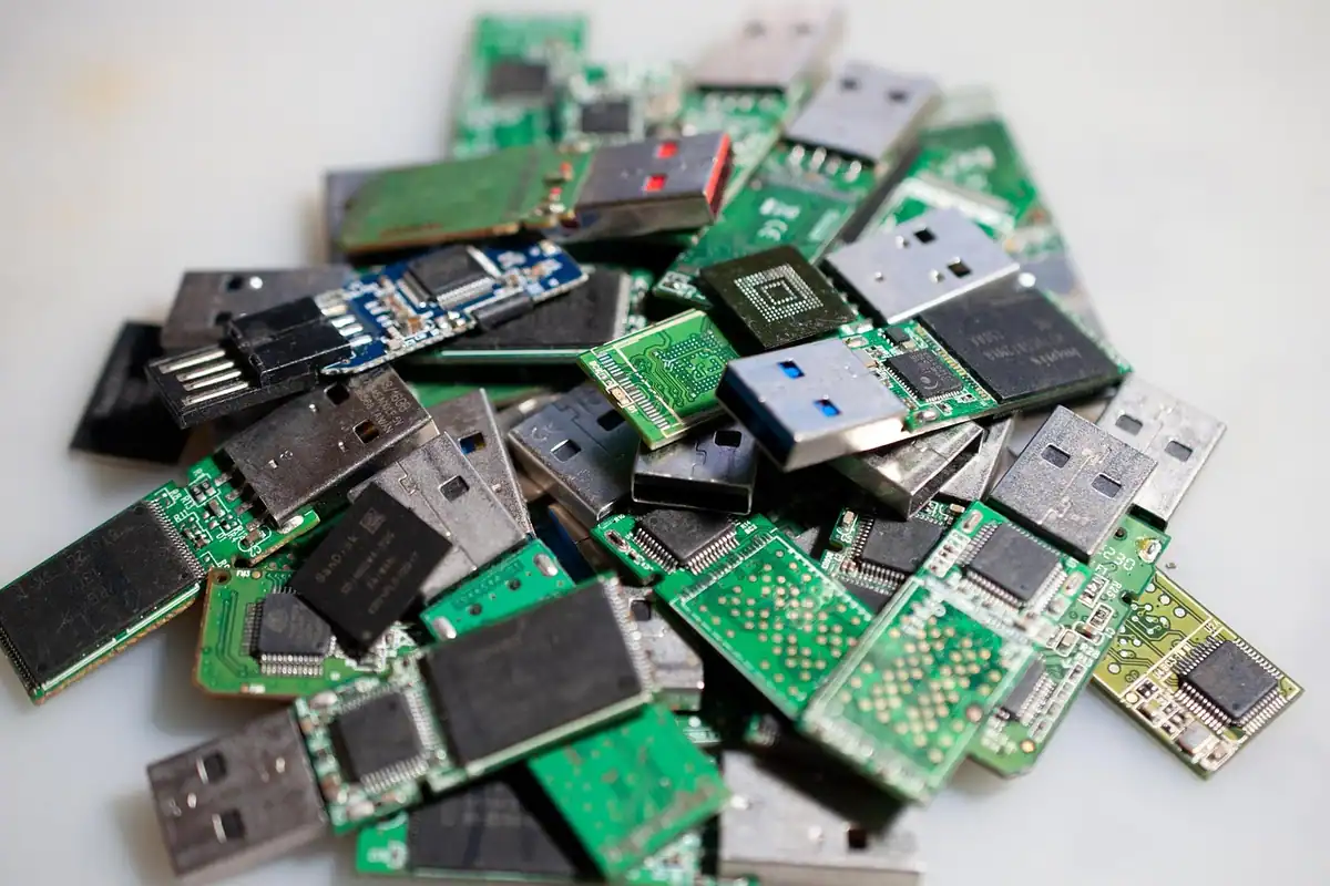 Grămadă de stick-uri USB și plăcuțe electronice verzi, gata de pregătit pentru instalare