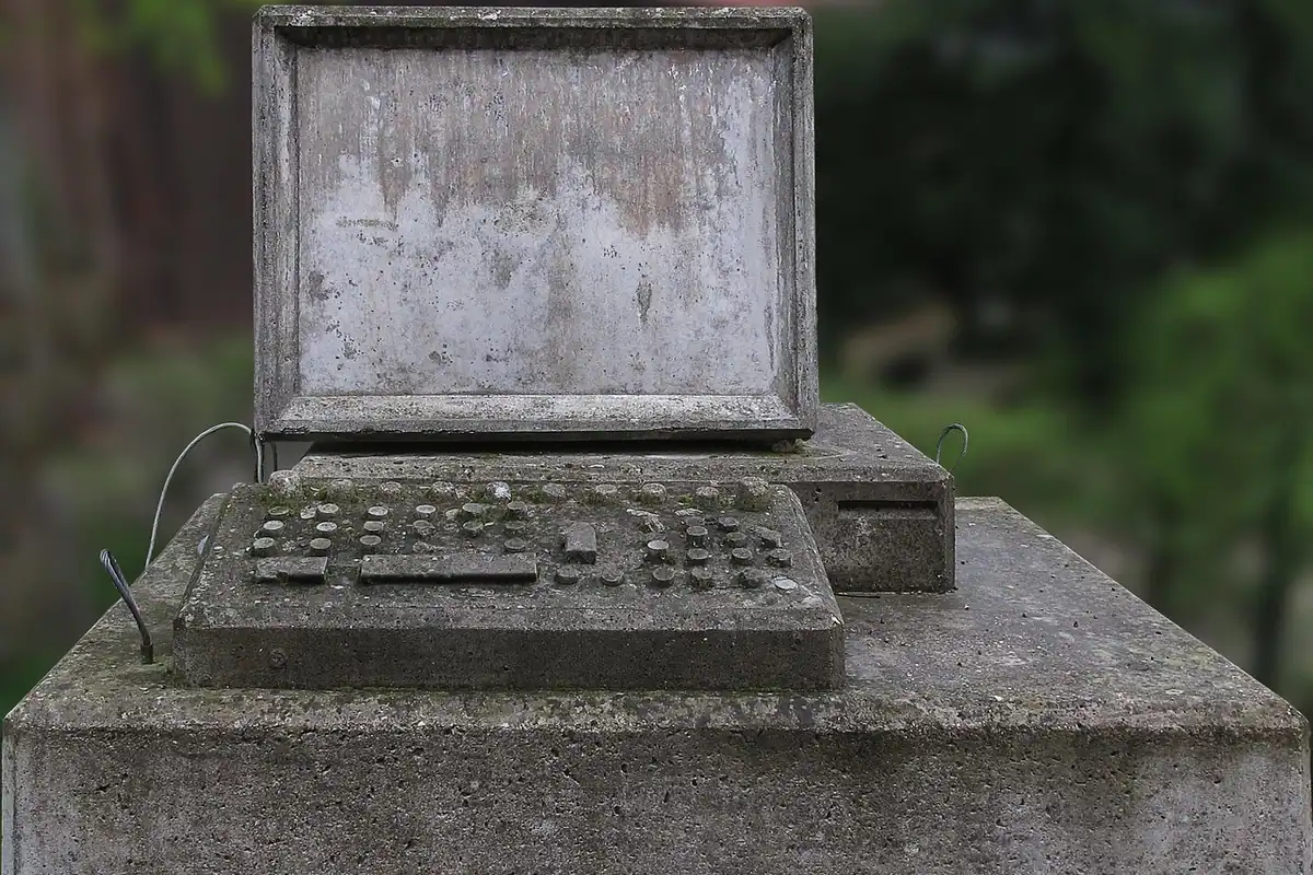 Machetă de calculator sculptată în piatră, pe un postament, în aer liber