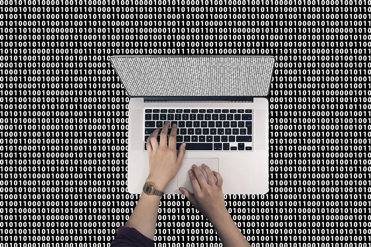 Femeie cu telefonul în mână, care derulează o aplicație de socializare