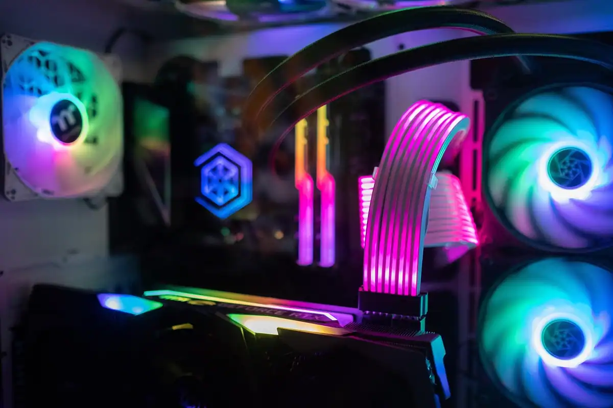 Calculator de gaming cu ventilatoare luminate colorat și placă video montată în carcasă