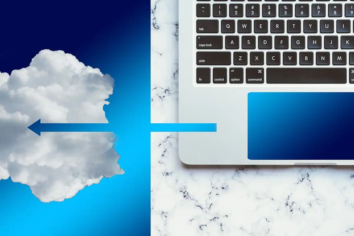 Nor alb și o săgeată albastră spre un laptop, simbol al copiei de siguranță în cloud