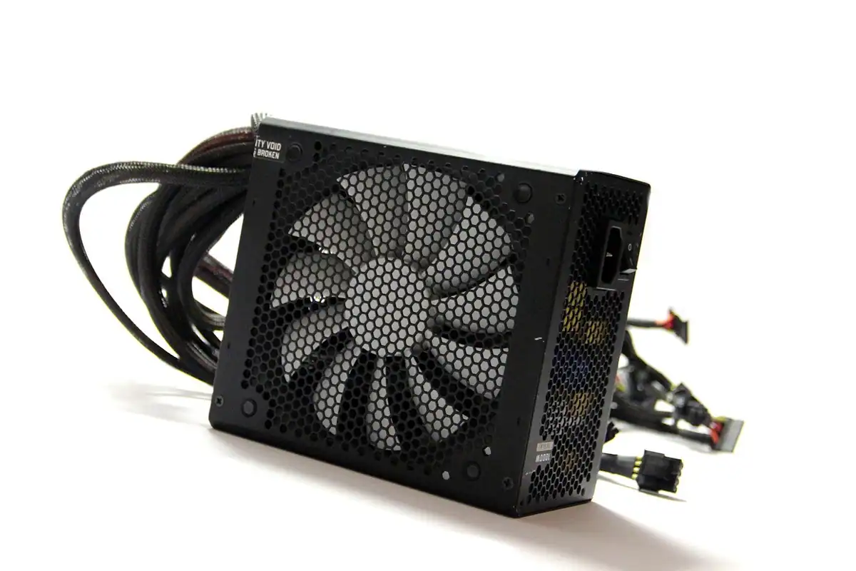 Sursă de alimentare neagră pentru PC, cu ventilator mare și cabluri modulare adunate